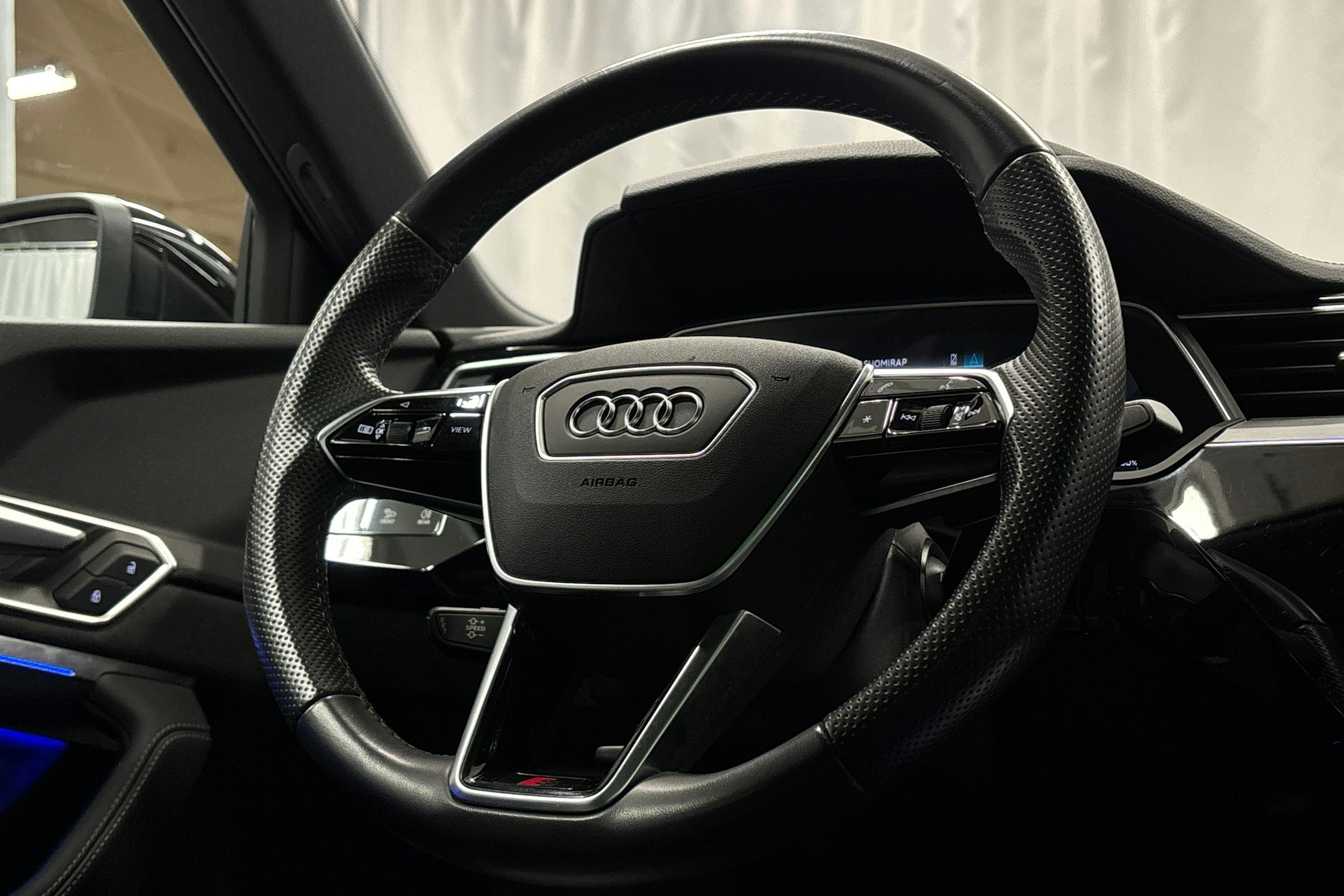 valkoinen Audi e-tron 2022 kuva 21.