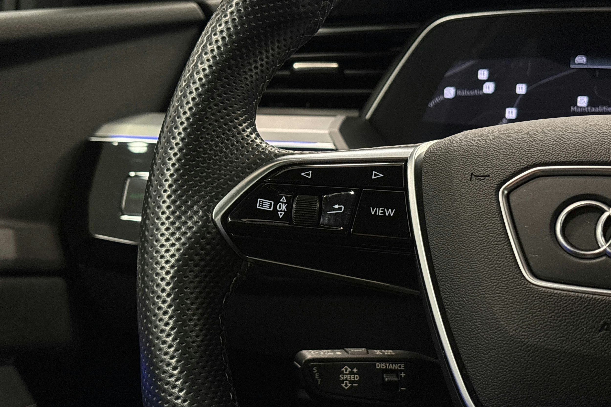 valkoinen Audi e-tron 2022 kuva 22.