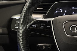 valkoinen Audi e-tron 2022 kuva 22.