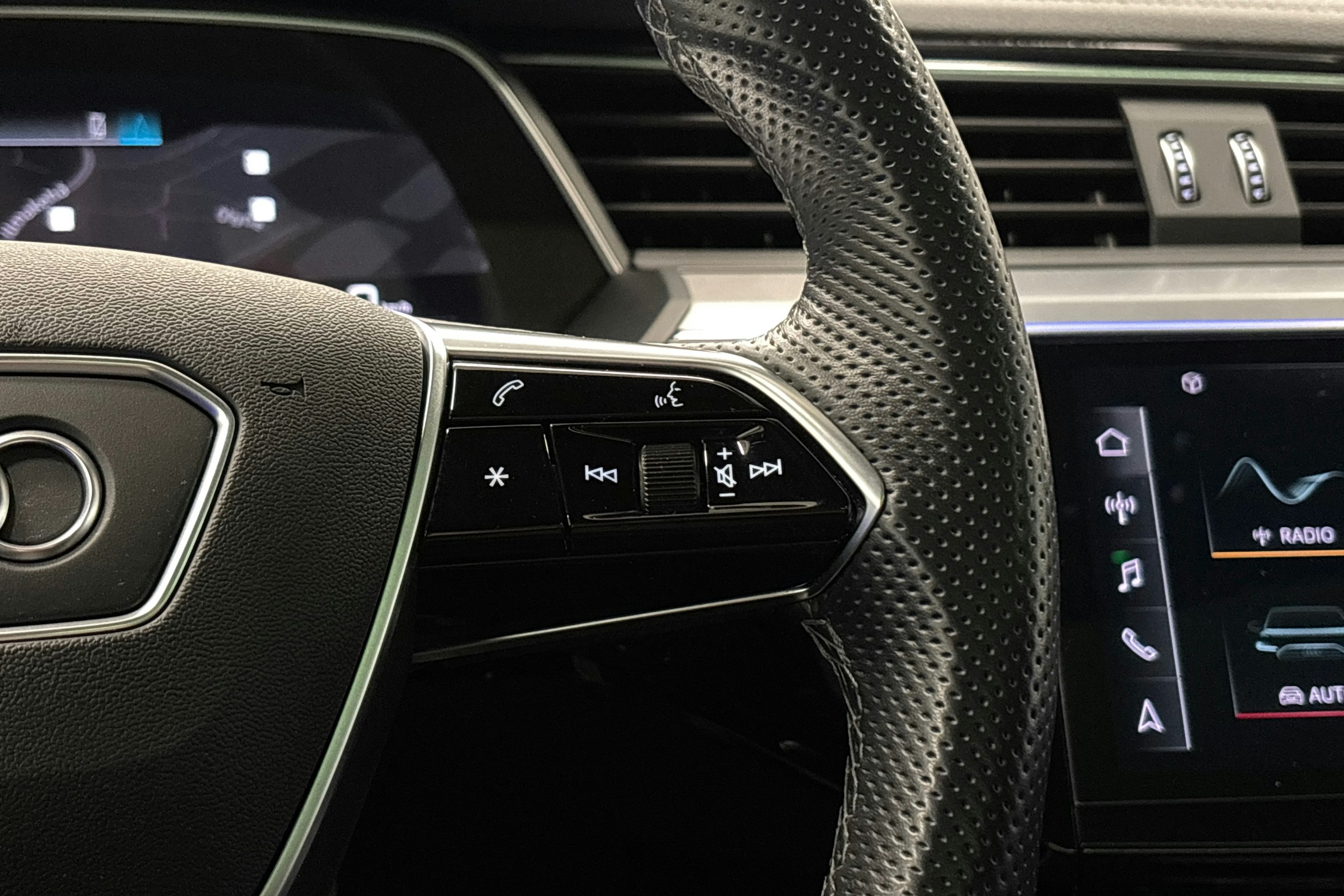 valkoinen Audi e-tron 2022 kuva 23.