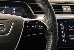 valkoinen Audi e-tron 2022 kuva 23.