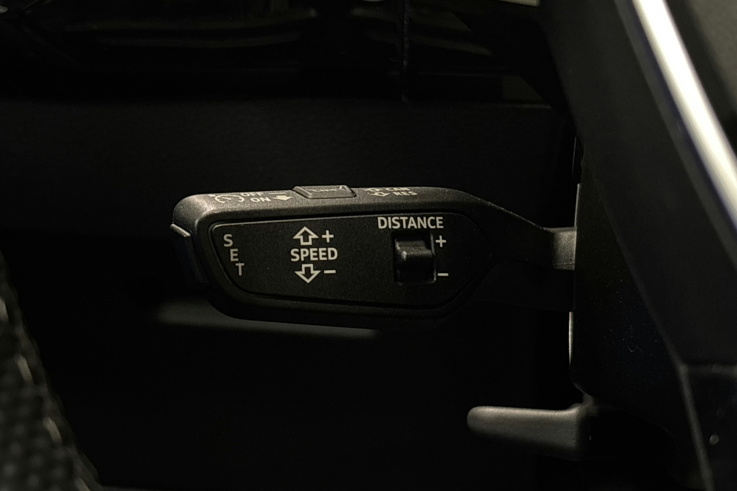 valkoinen Audi e-tron 2022 kuva 24.