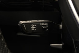 valkoinen Audi e-tron 2022 kuva 24.