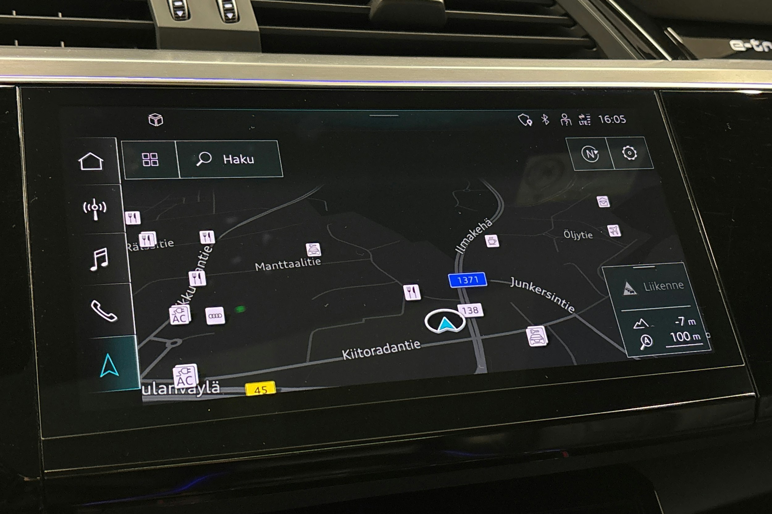 valkoinen Audi e-tron 2022 kuva 26.