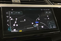 valkoinen Audi e-tron 2022 kuva 26.