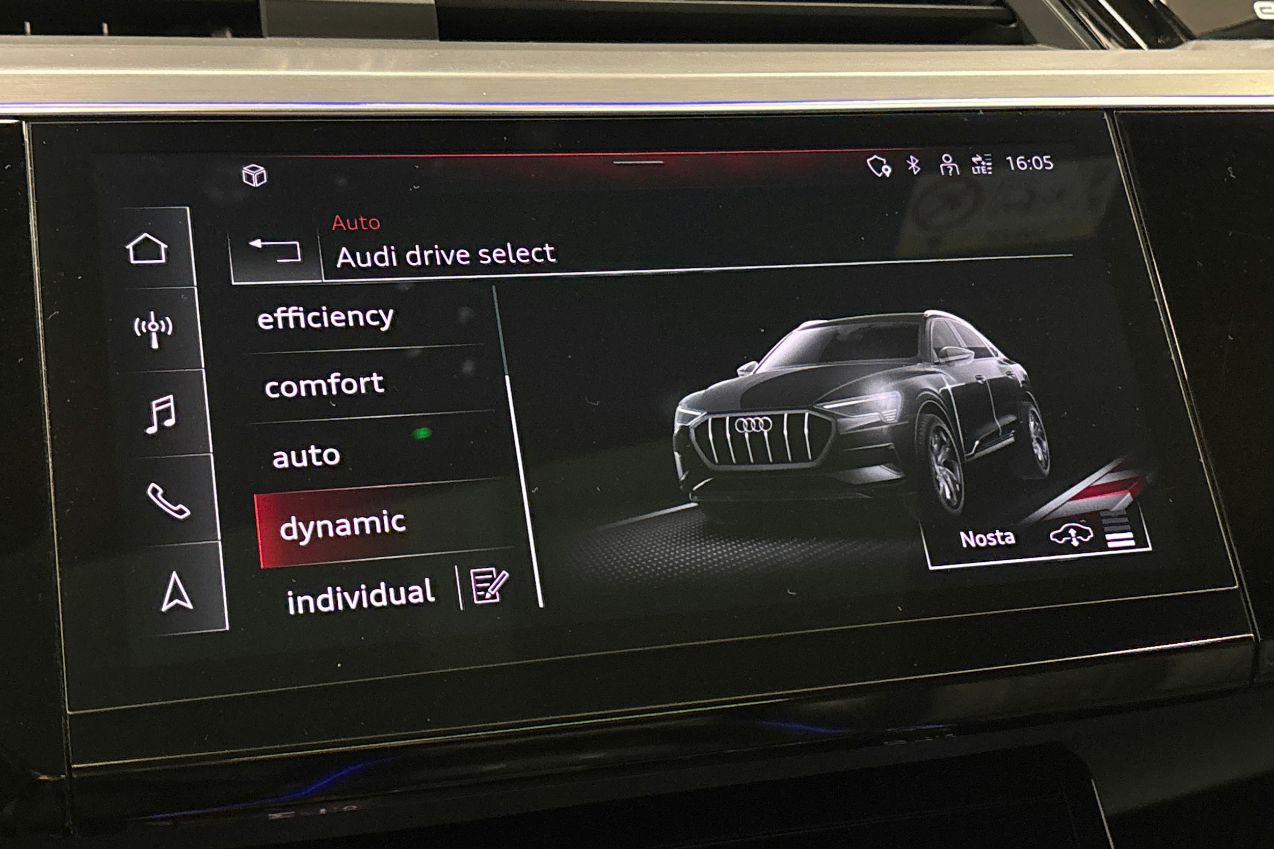 valkoinen Audi e-tron 2022 kuva 27.