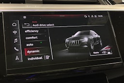 valkoinen Audi e-tron 2022 kuva 27.