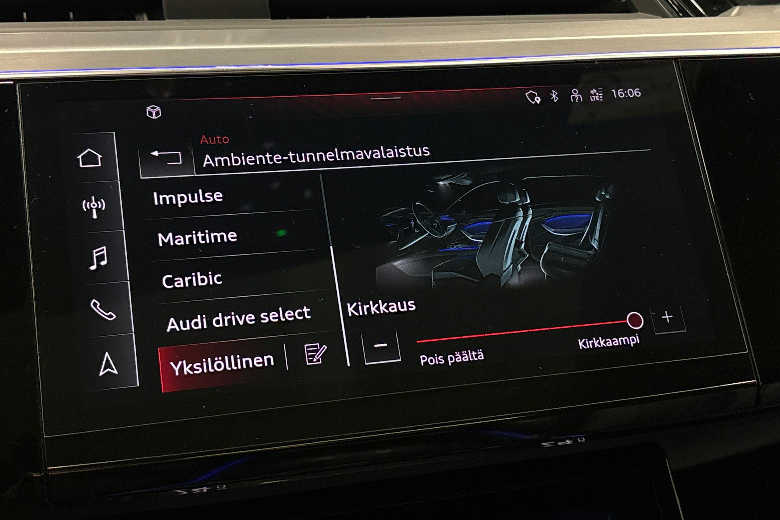 valkoinen Audi e-tron 2022 kuva 29.