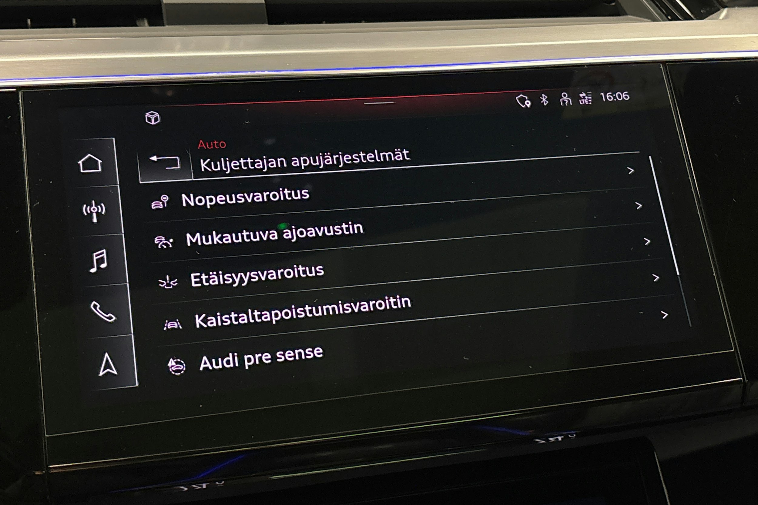 valkoinen Audi e-tron 2022 kuva 30.