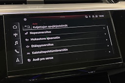 valkoinen Audi e-tron 2022 kuva 30.