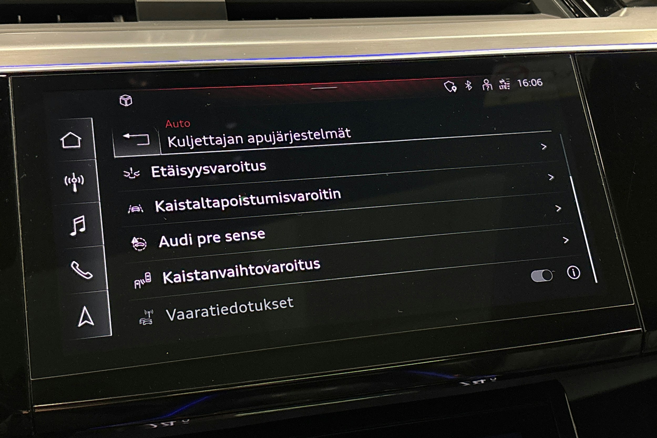 valkoinen Audi e-tron 2022 kuva 31.