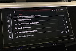 valkoinen Audi e-tron 2022 kuva 31.