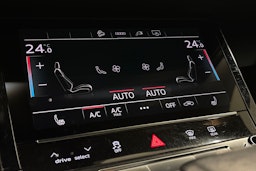 valkoinen Audi e-tron 2022 kuva 34.