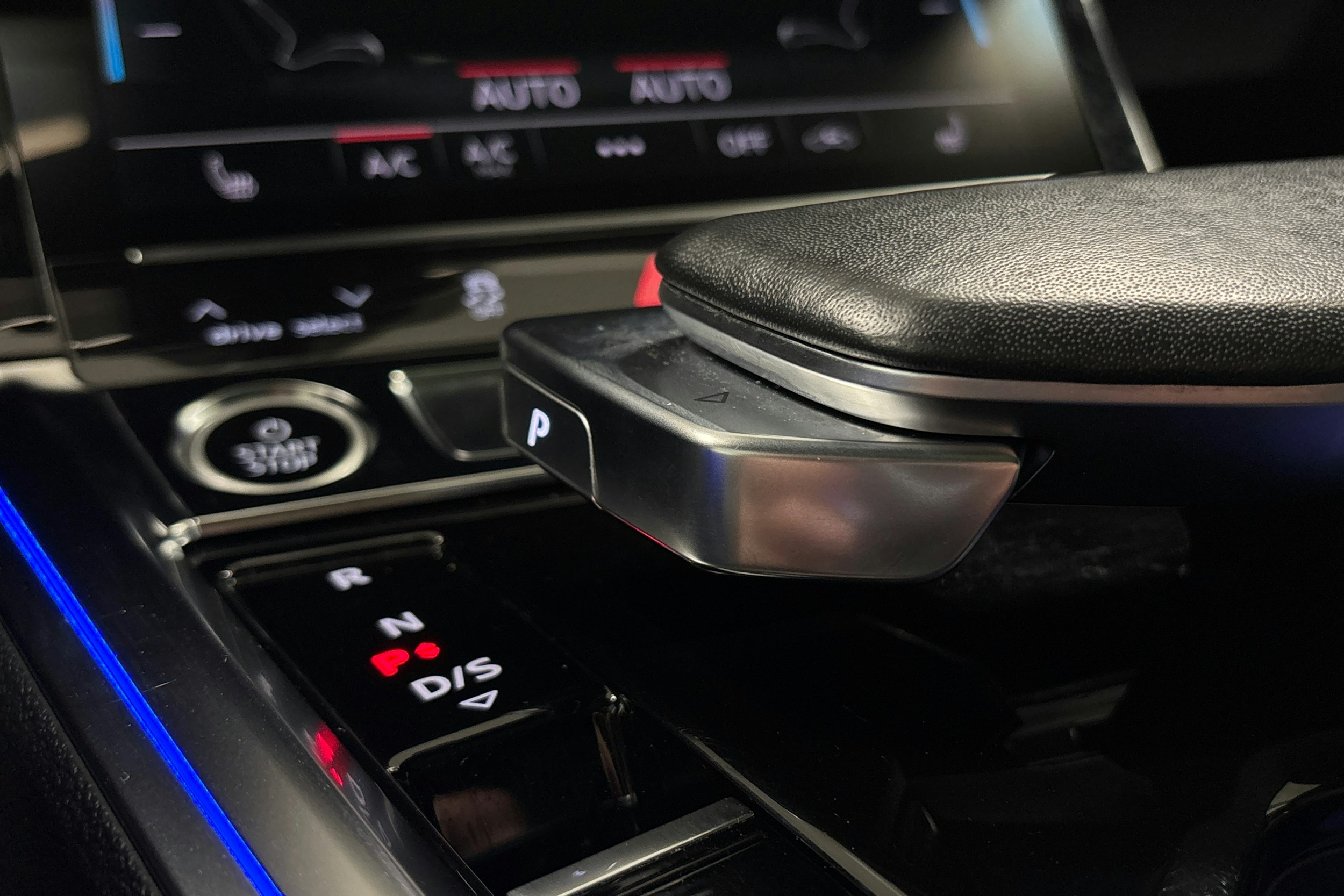 valkoinen Audi e-tron 2022 kuva 35.