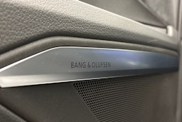 valkoinen Audi e-tron 2022 kuva 36.