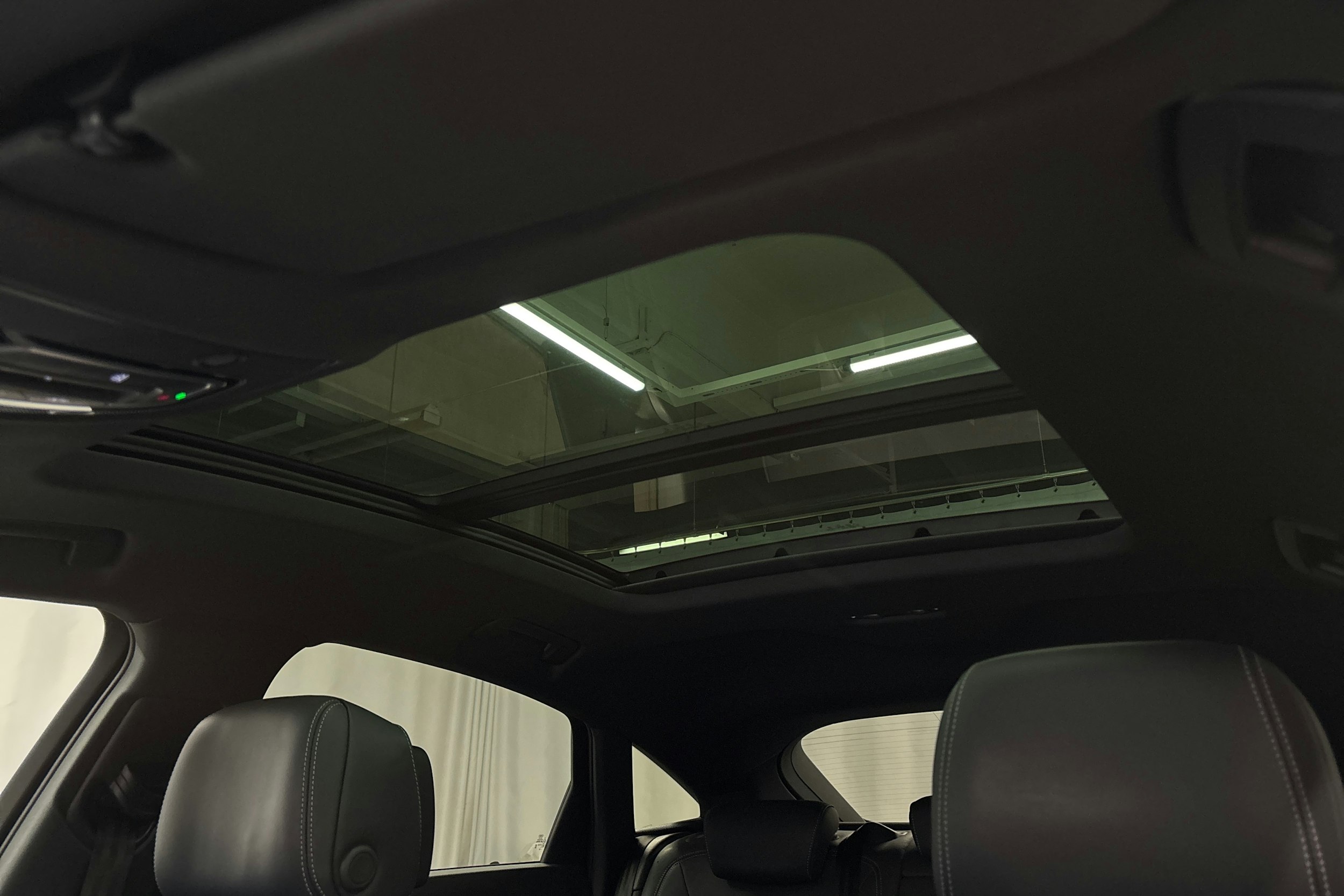 valkoinen Audi e-tron 2022 kuva 37.