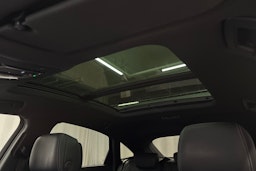 valkoinen Audi e-tron 2022 kuva 37.