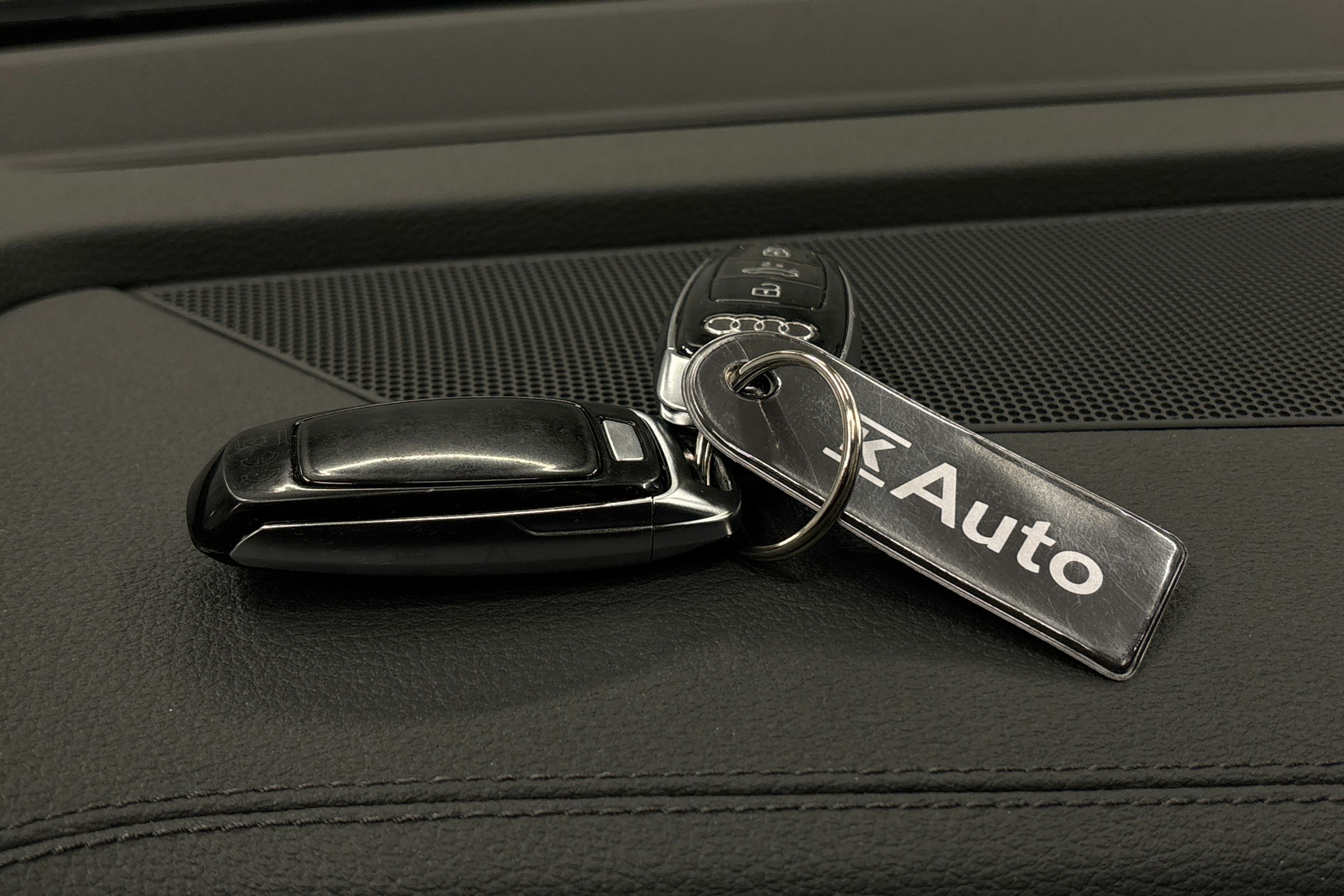 valkoinen Audi e-tron 2022 kuva 38.