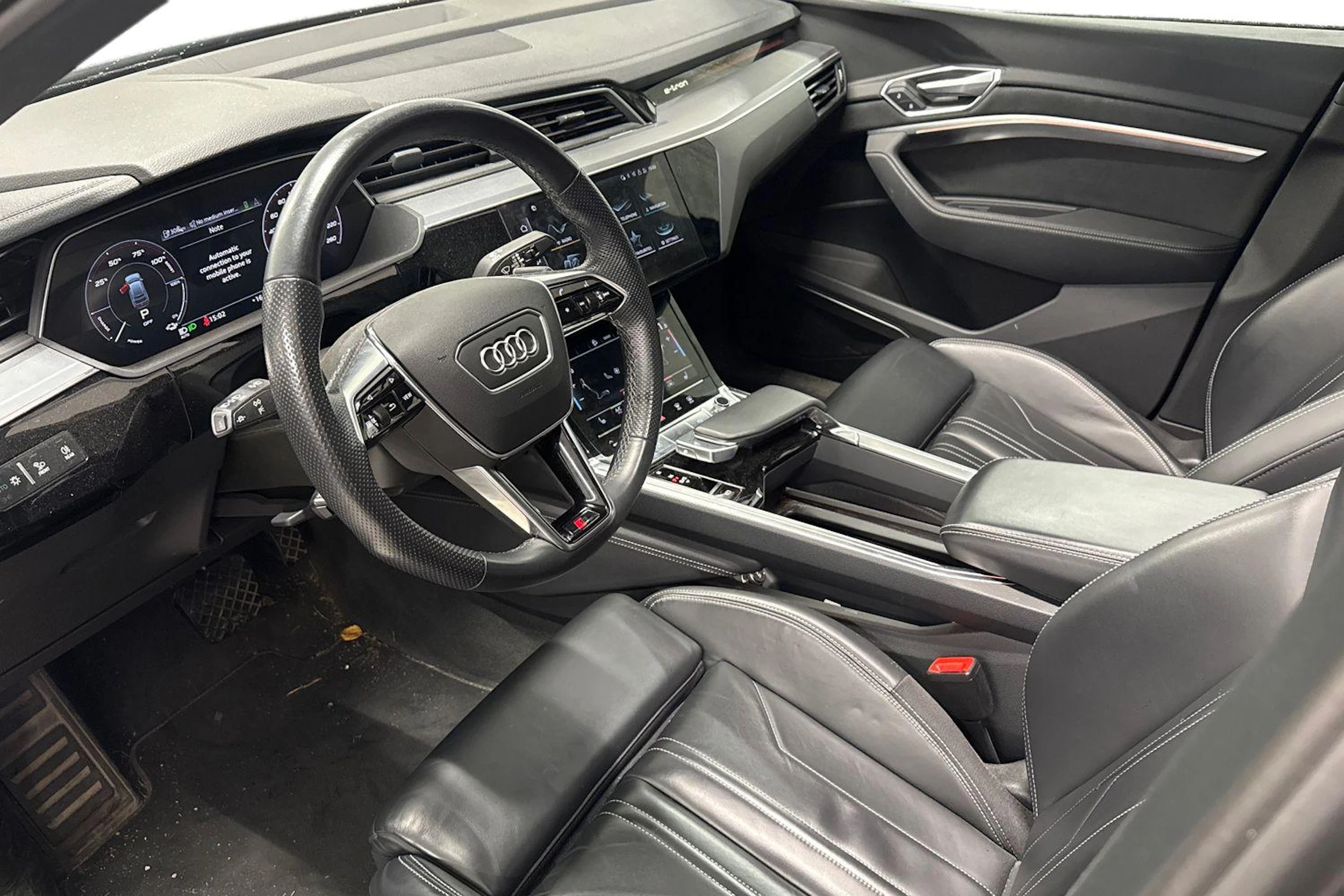 harmaa Audi e-tron 2022 kuva 3.