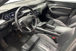 harmaa Audi e-tron 2022 kuva 3.