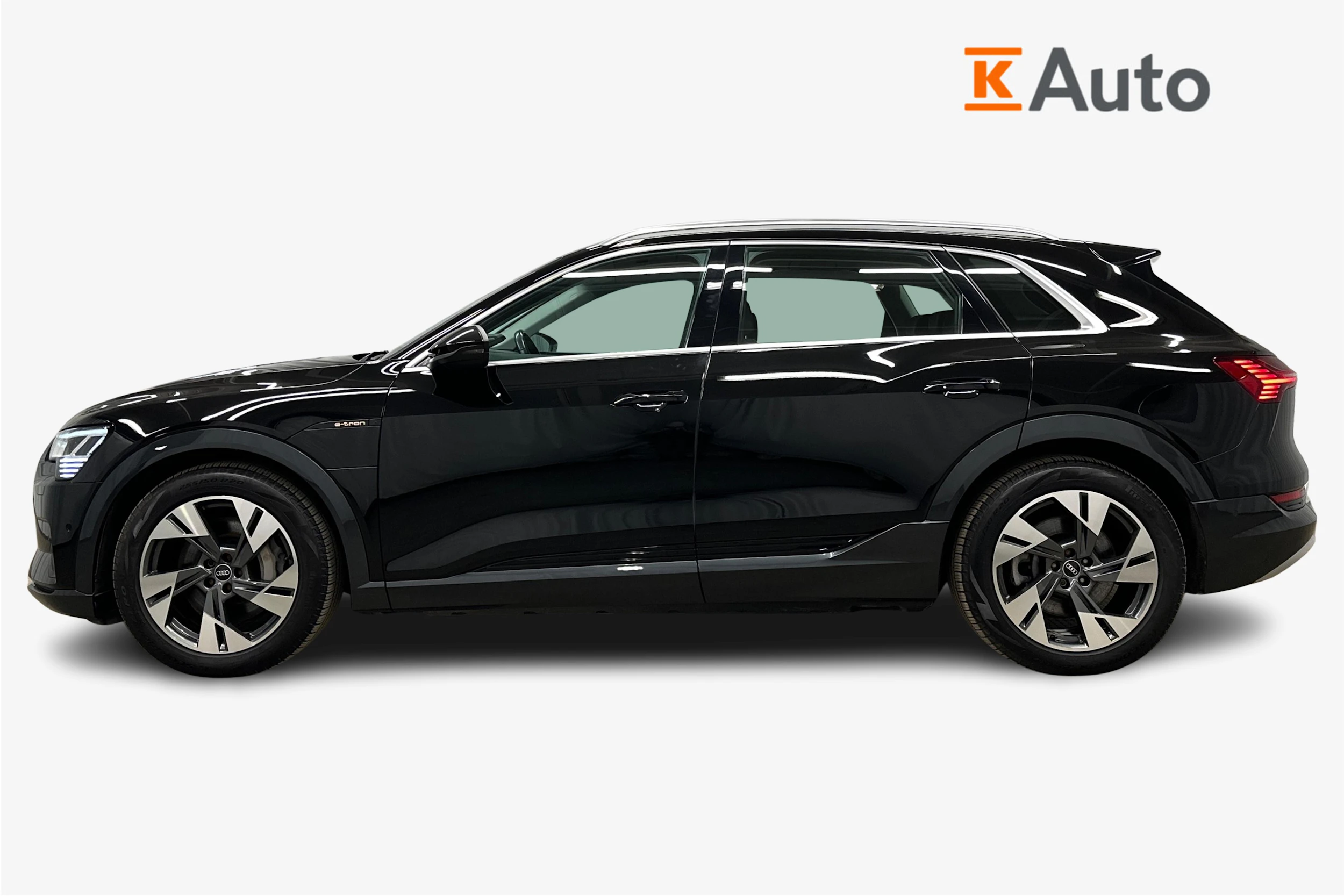 musta Audi e-tron 2022 kuva 5.