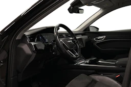 musta Audi e-tron 2022 kuva 6.
