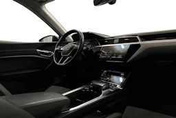 musta Audi e-tron 2022 kuva 7.