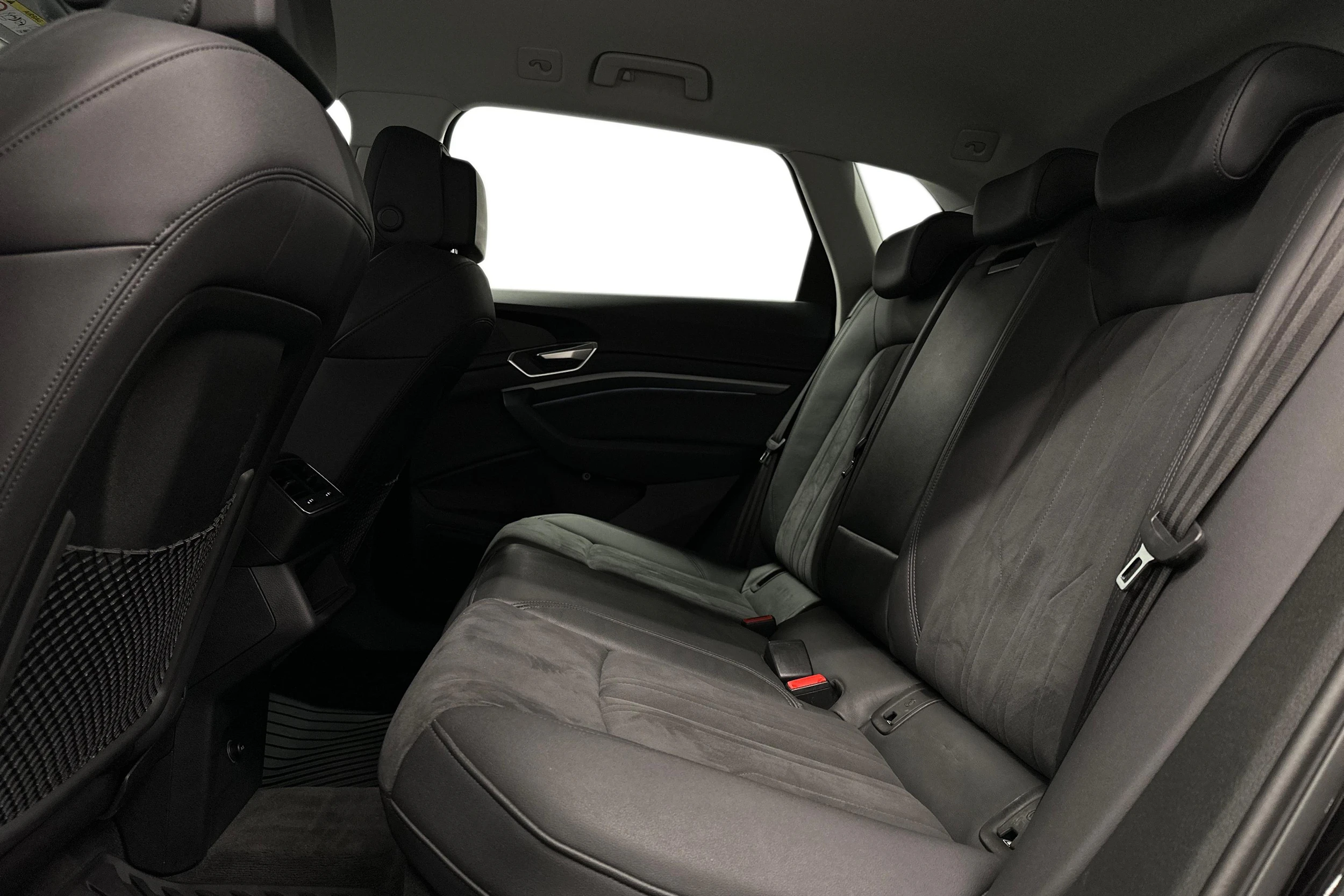 musta Audi e-tron 2022 kuva 8.