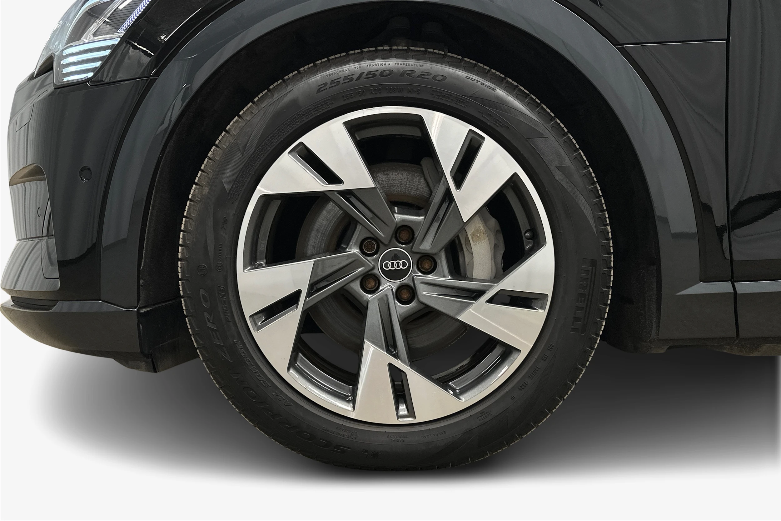musta Audi e-tron 2022 kuva 9.