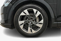 musta Audi e-tron 2022 kuva 9.