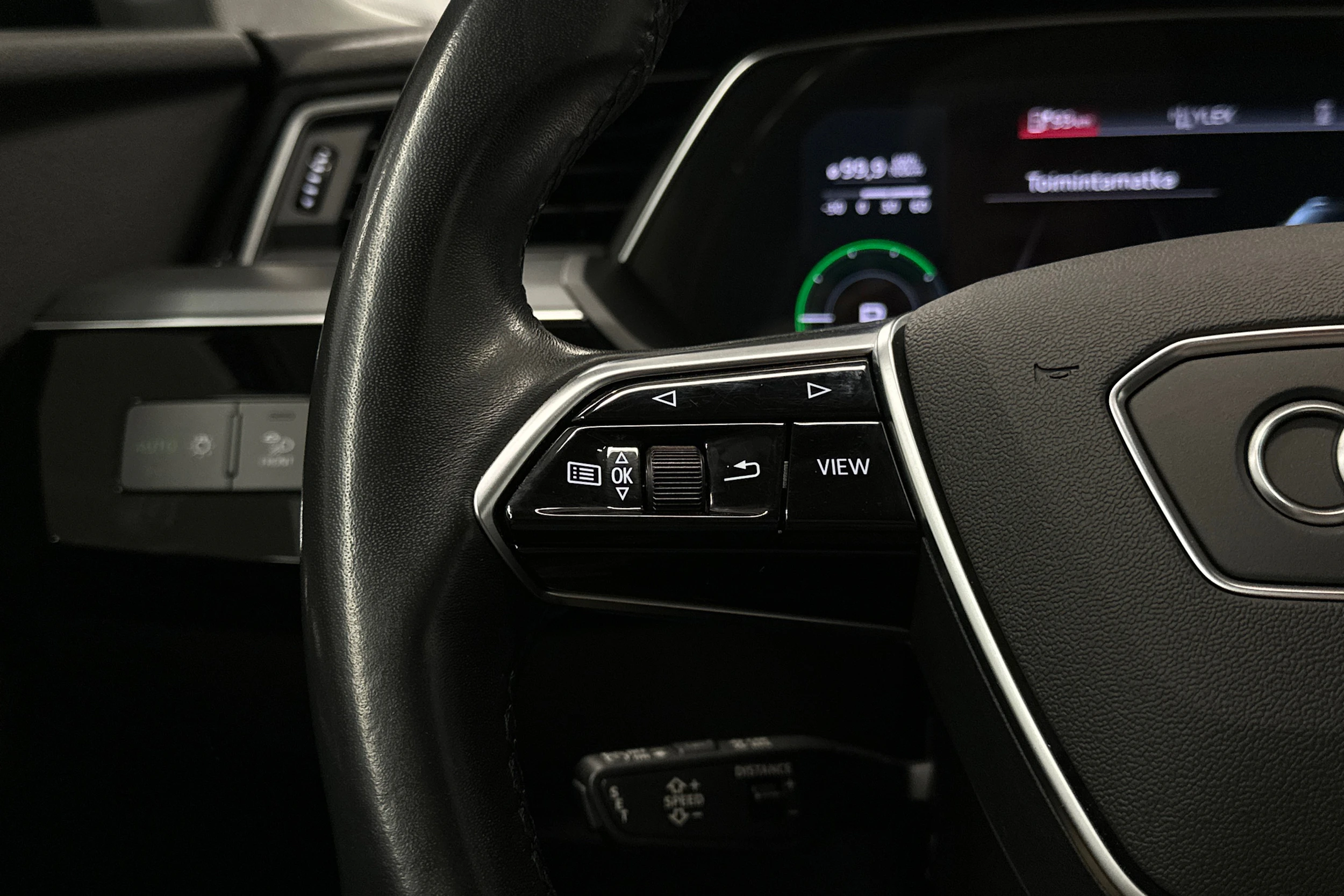 musta Audi e-tron 2022 kuva 11.