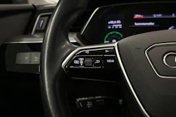 musta Audi e-tron 2022 kuva 11.
