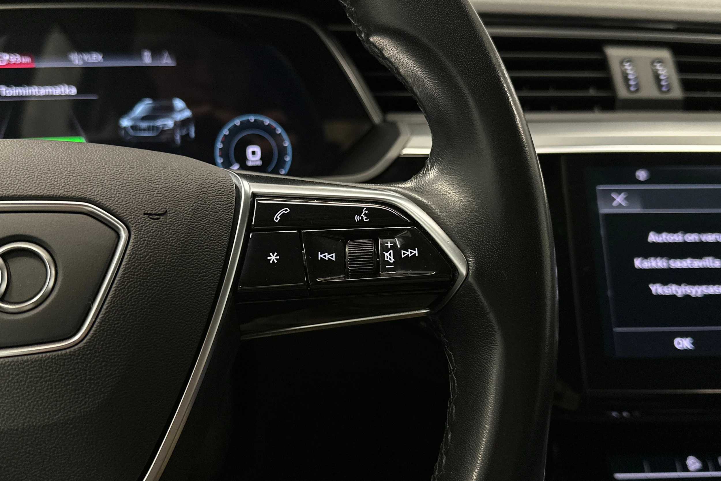 musta Audi e-tron 2022 kuva 12.