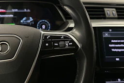 musta Audi e-tron 2022 kuva 12.