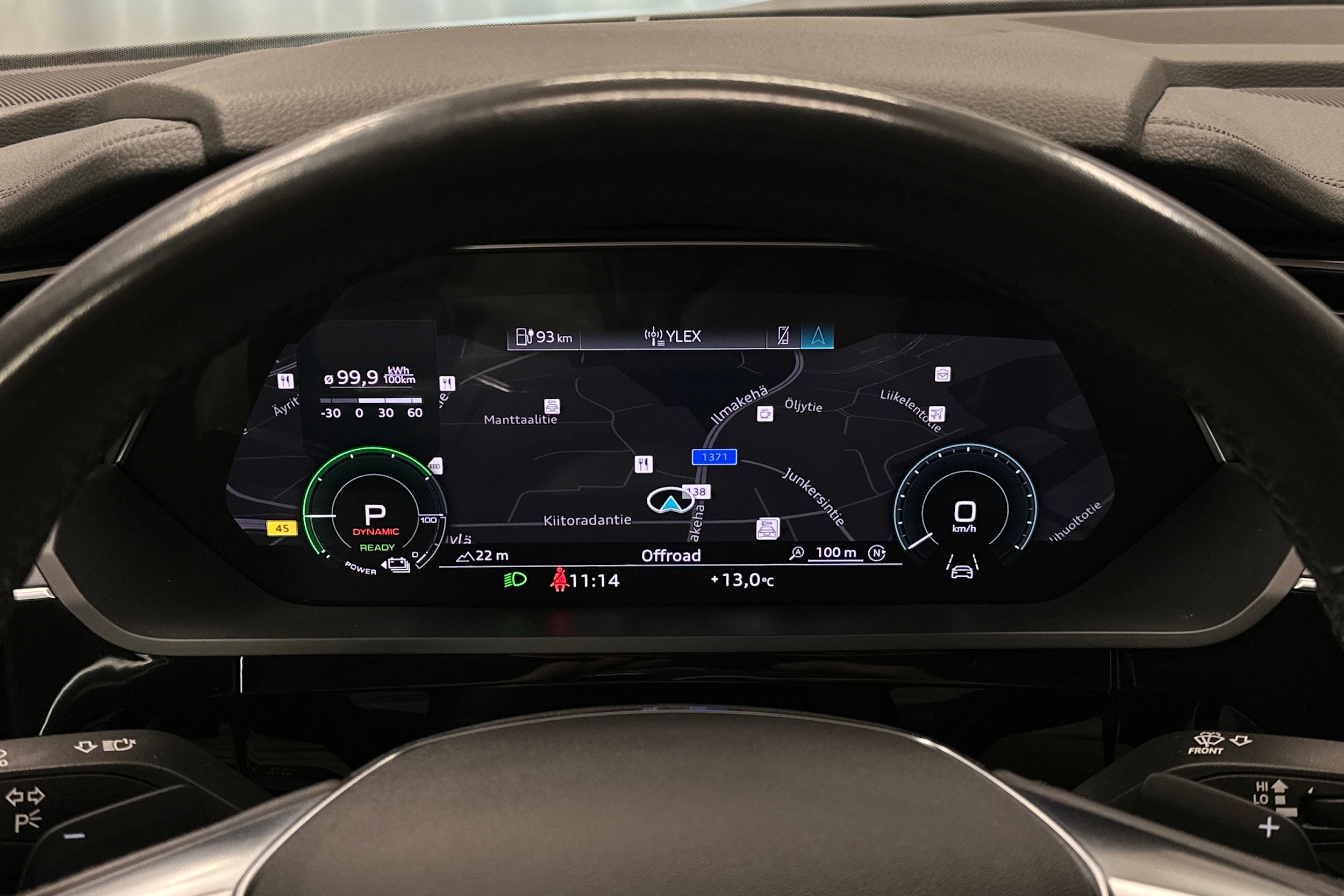 musta Audi e-tron 2022 kuva 13.