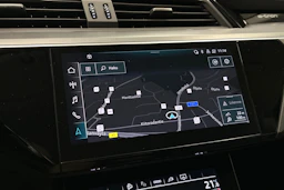 musta Audi e-tron 2022 kuva 14.