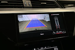 musta Audi e-tron 2022 kuva 15.