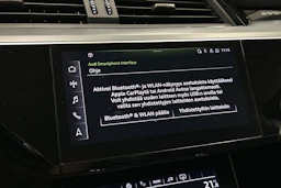 musta Audi e-tron 2022 kuva 16.