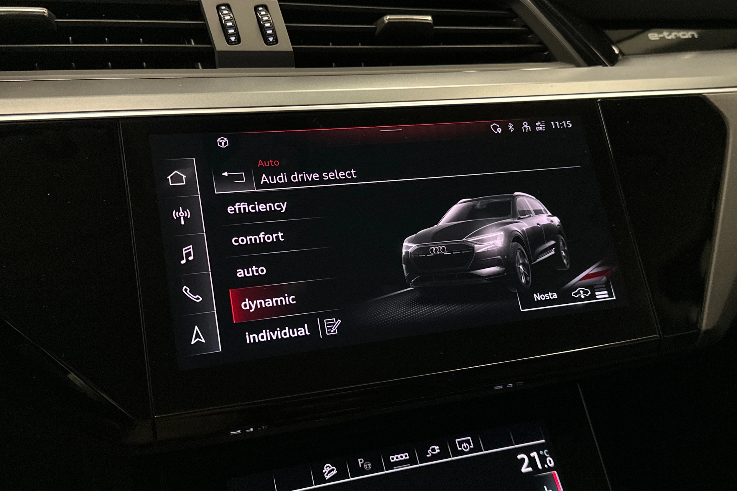 musta Audi e-tron 2022 kuva 17.