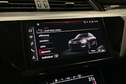 musta Audi e-tron 2022 kuva 17.