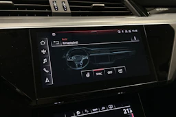 musta Audi e-tron 2022 kuva 18.