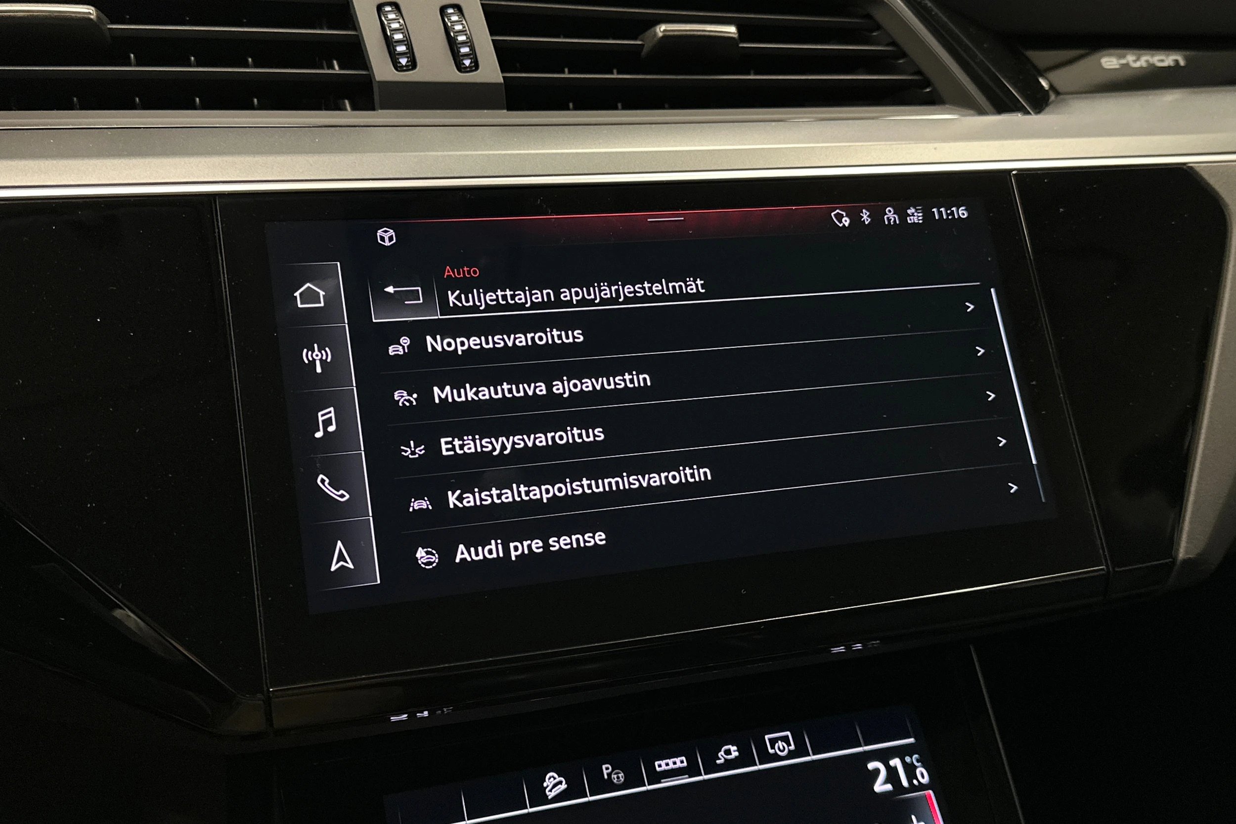 musta Audi e-tron 2022 kuva 20.