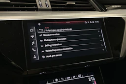 musta Audi e-tron 2022 kuva 20.