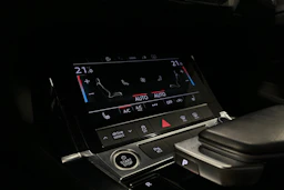 musta Audi e-tron 2022 kuva 21.