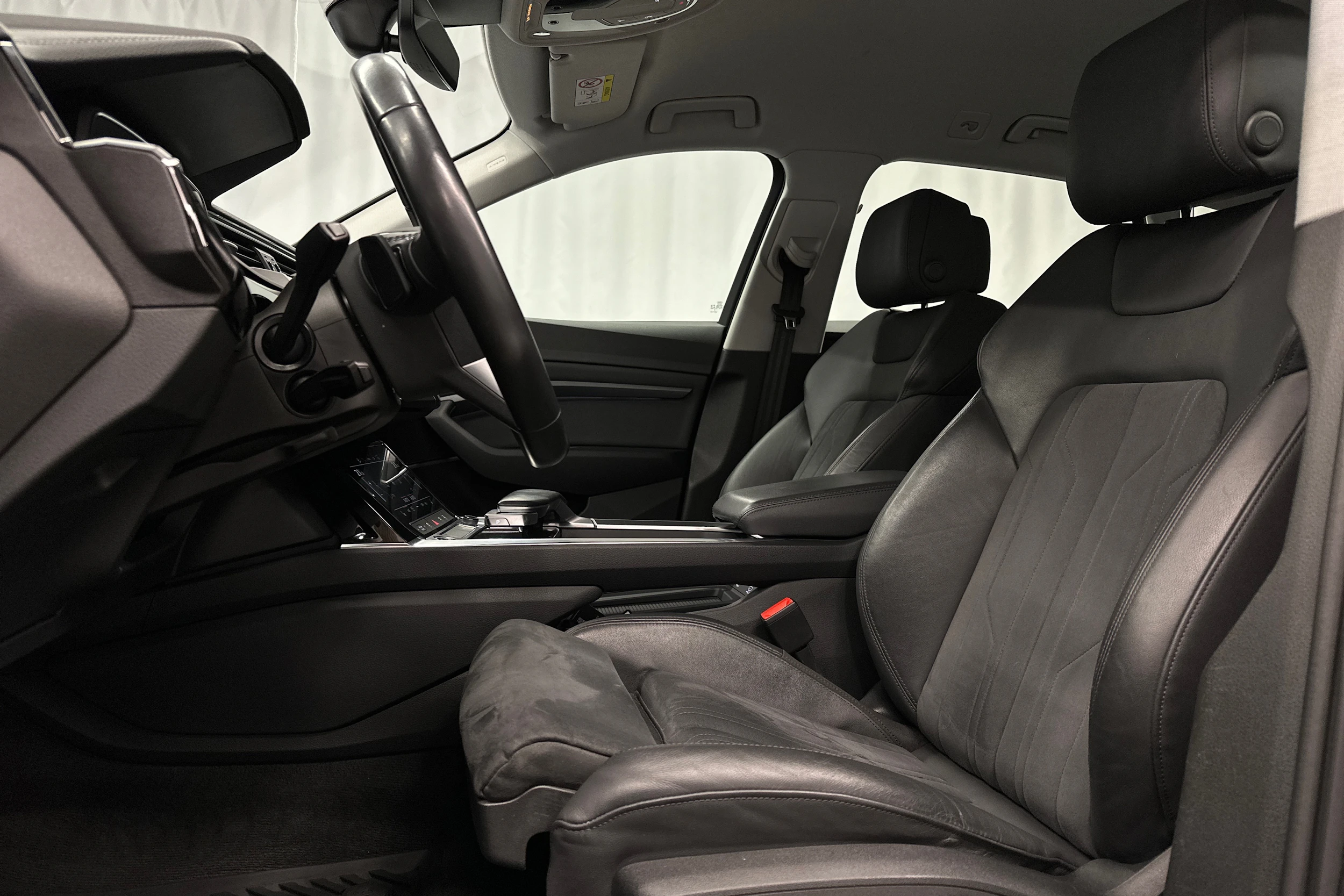 musta Audi e-tron 2022 kuva 22.