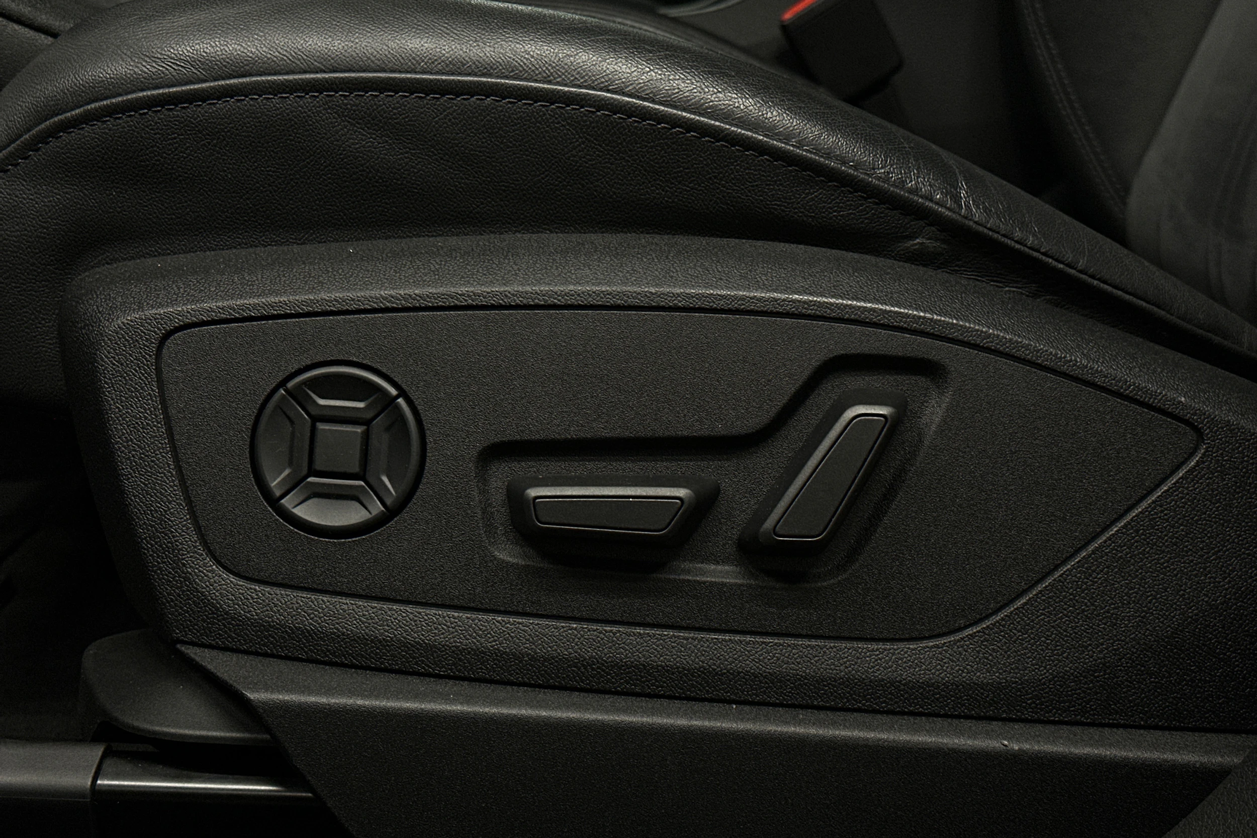 musta Audi e-tron 2022 kuva 23.