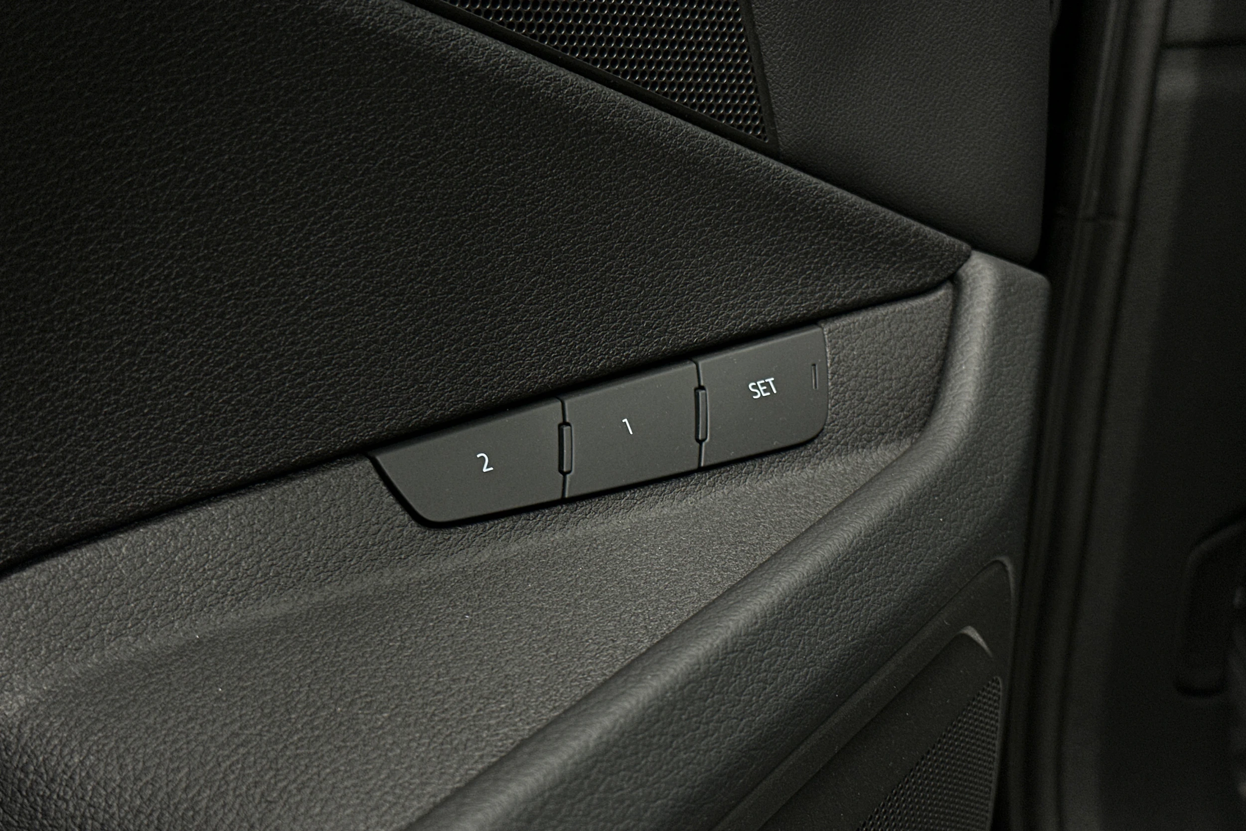 musta Audi e-tron 2022 kuva 24.