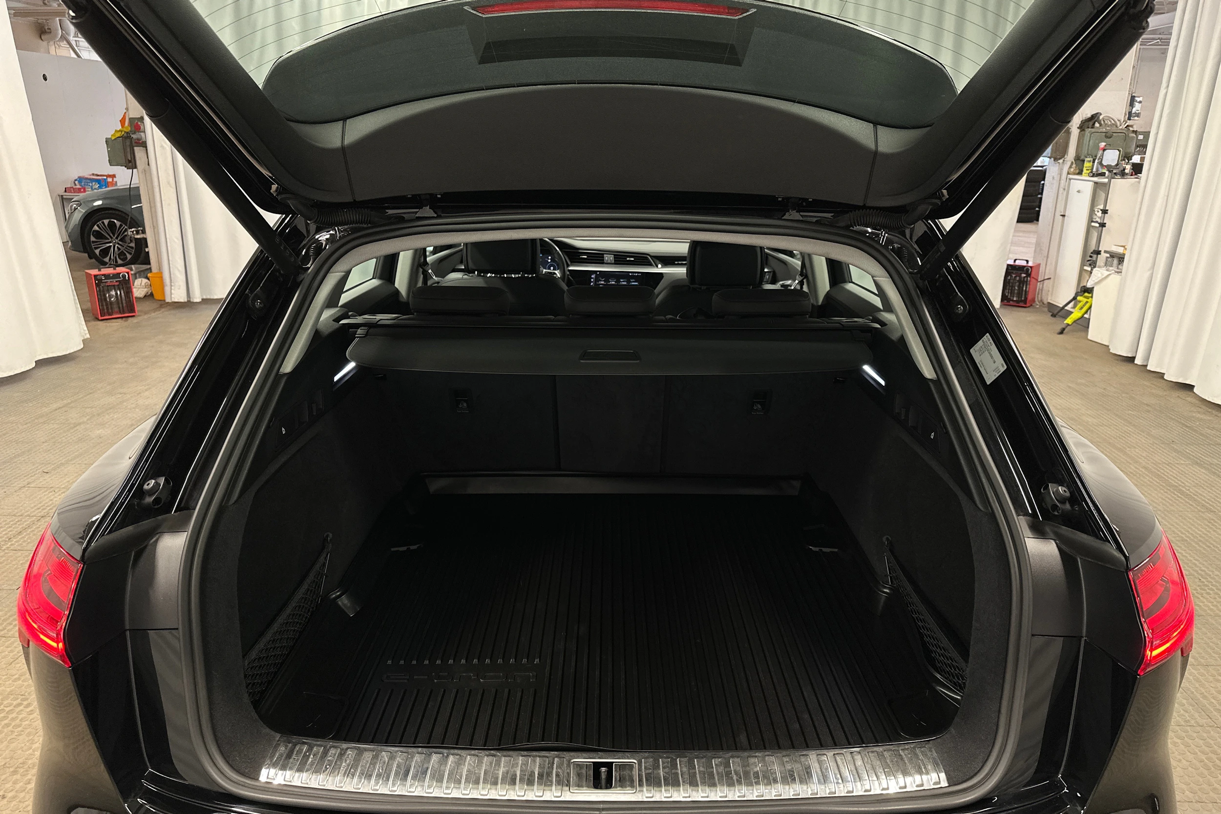 musta Audi e-tron 2022 kuva 25.