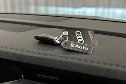 musta Audi e-tron 2022 kuva 27.