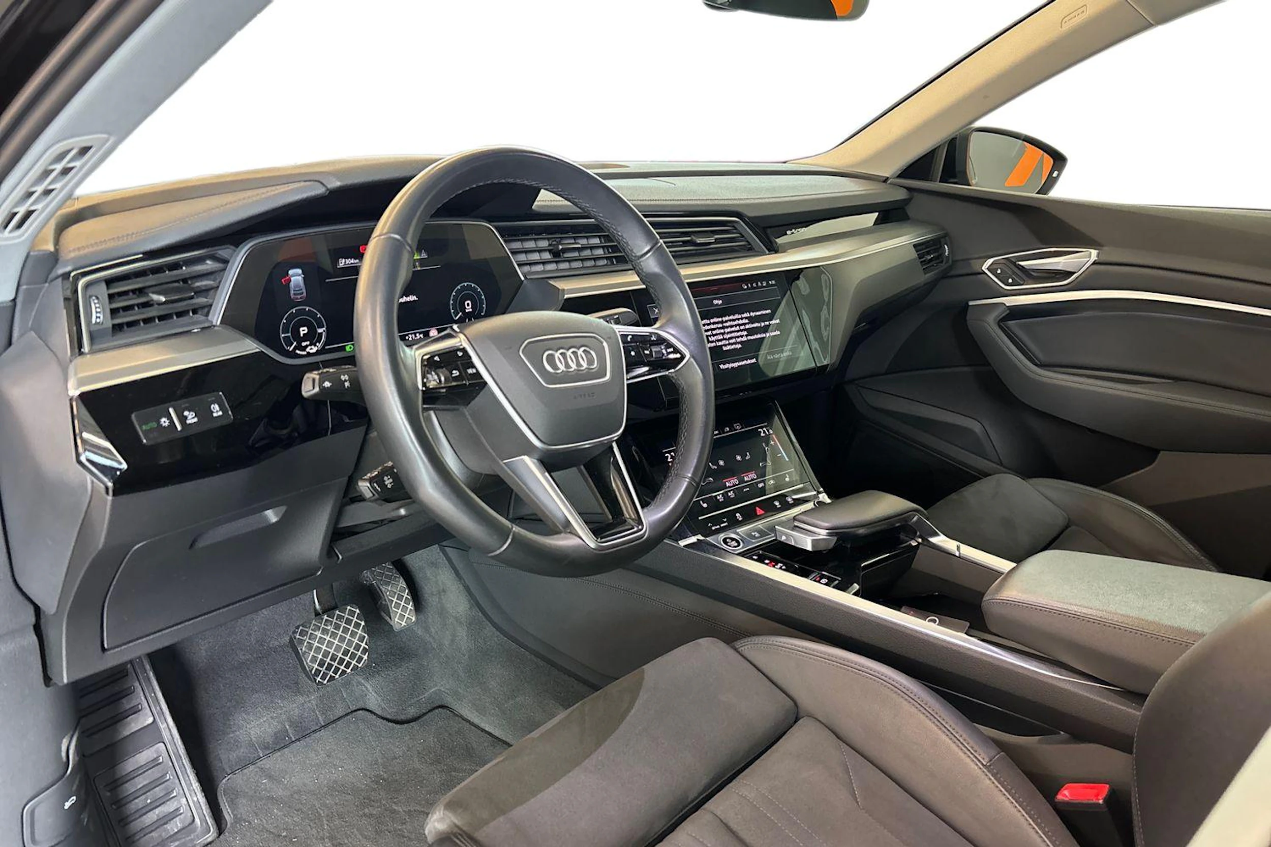 musta Audi e-tron 2022 kuva 6.